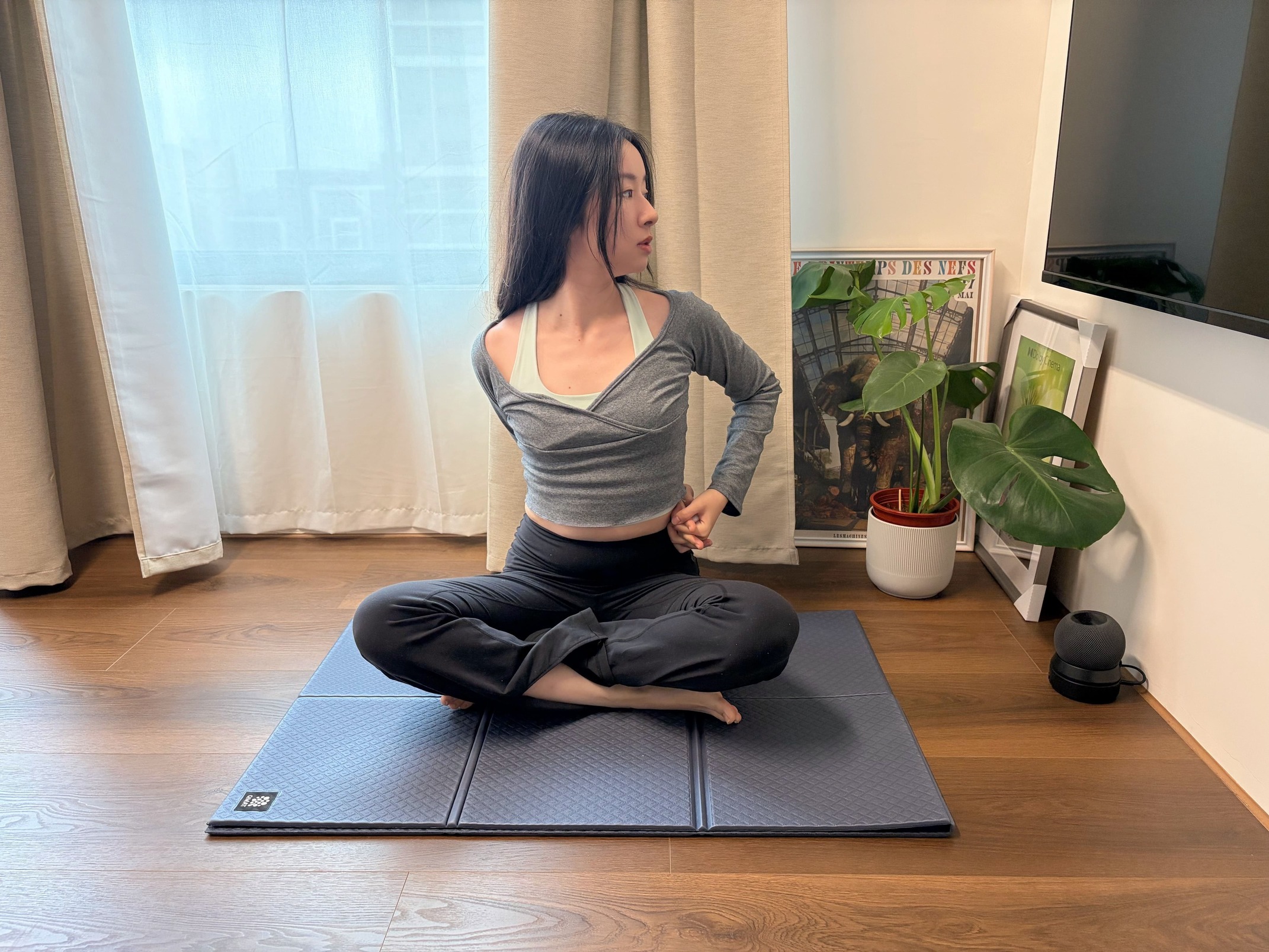 QMAT方折疊瑜珈墊6mm開箱|可折疊收納的多功能瑜珈墊,居家旅行都百搭! 8 短邊對折,折成6格,這個大小適合冥想或做上半身的伸展