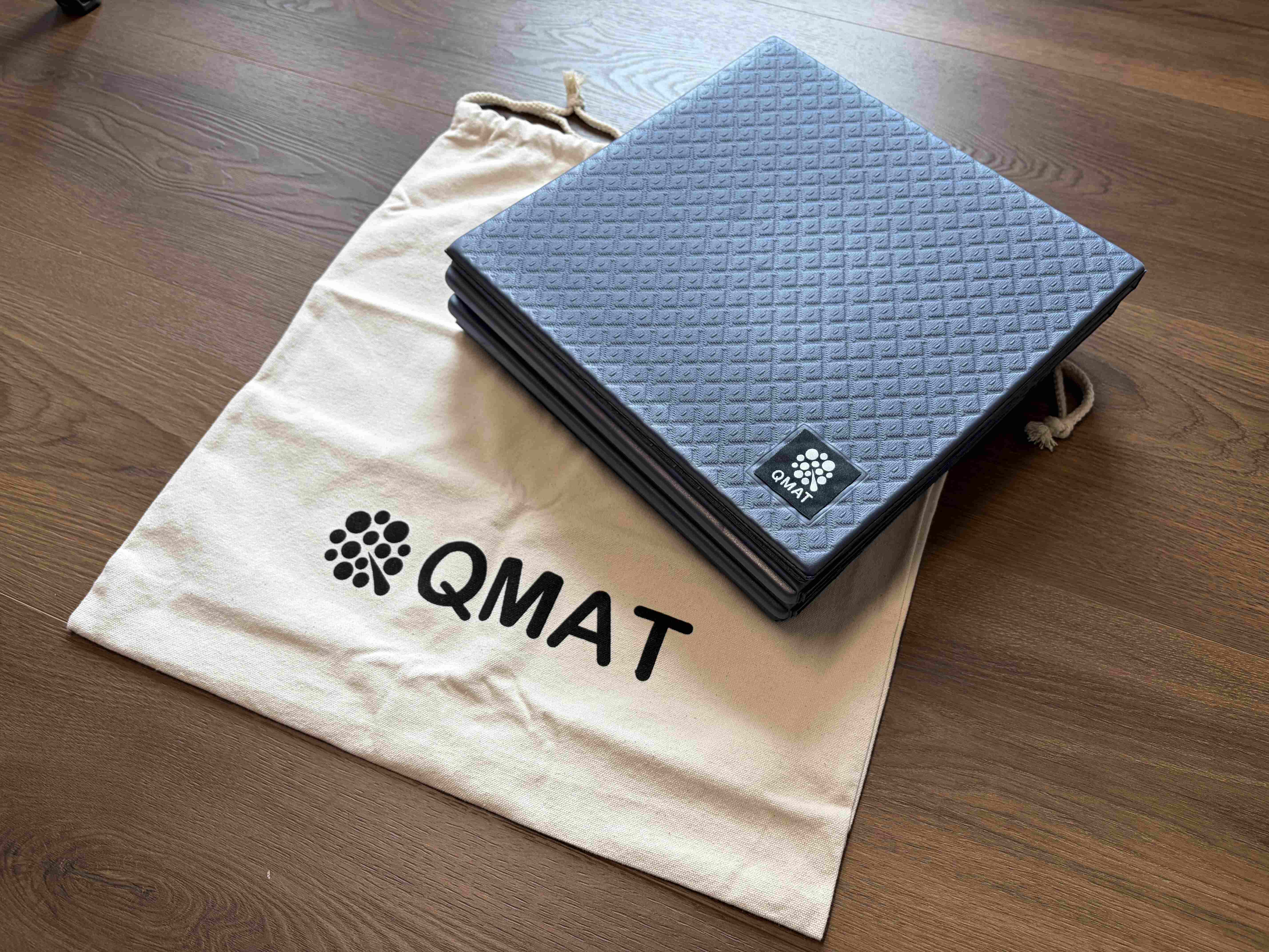QMAT方折疊瑜珈墊6mm開箱|可折疊收納的多功能瑜珈墊,居家旅行都百搭! 17 Qmat瑜伽墊與米色收納袋