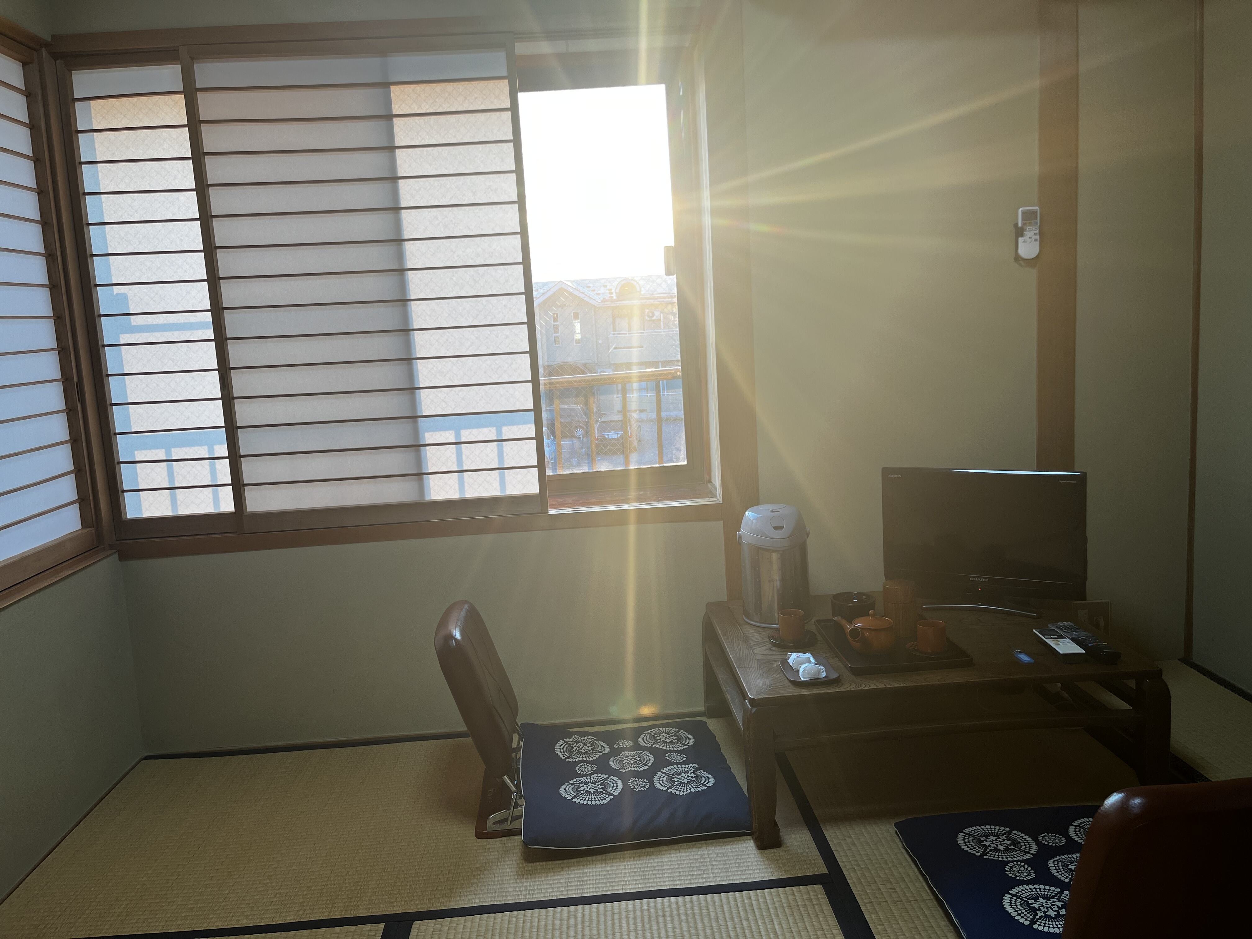 會津若松住宿 Hotel Yado Takaya 榻榻米和室窗邊陽光