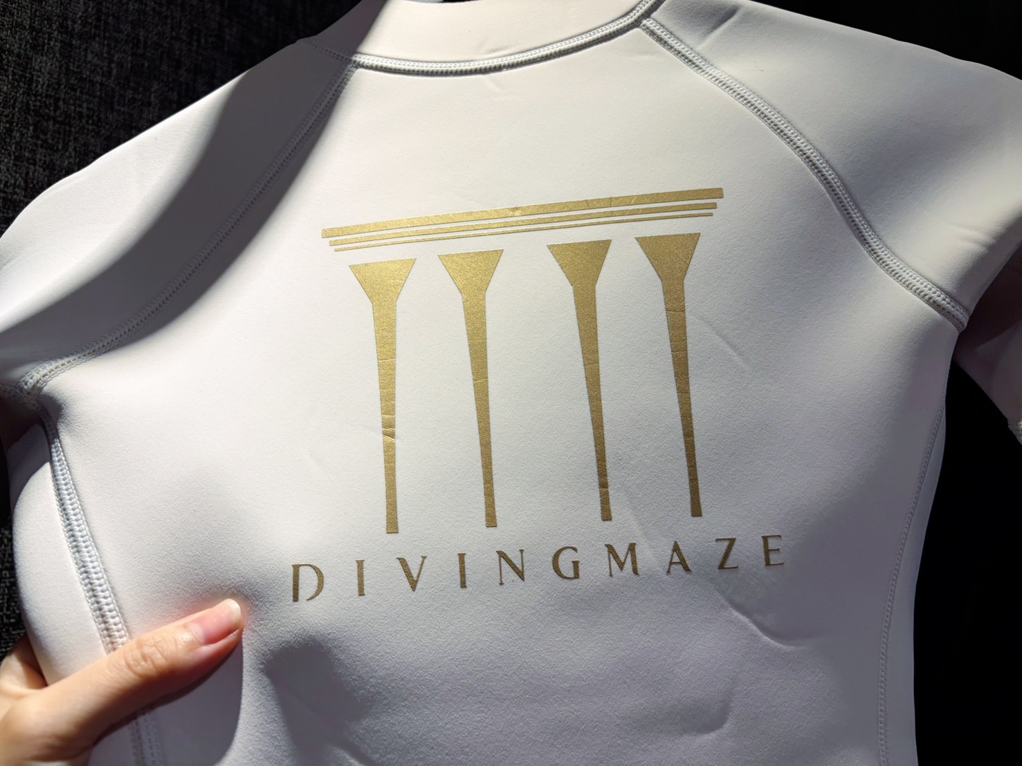潛行迷宮 Divingmaze Athena 3mm連身防寒衣後背Logo設計