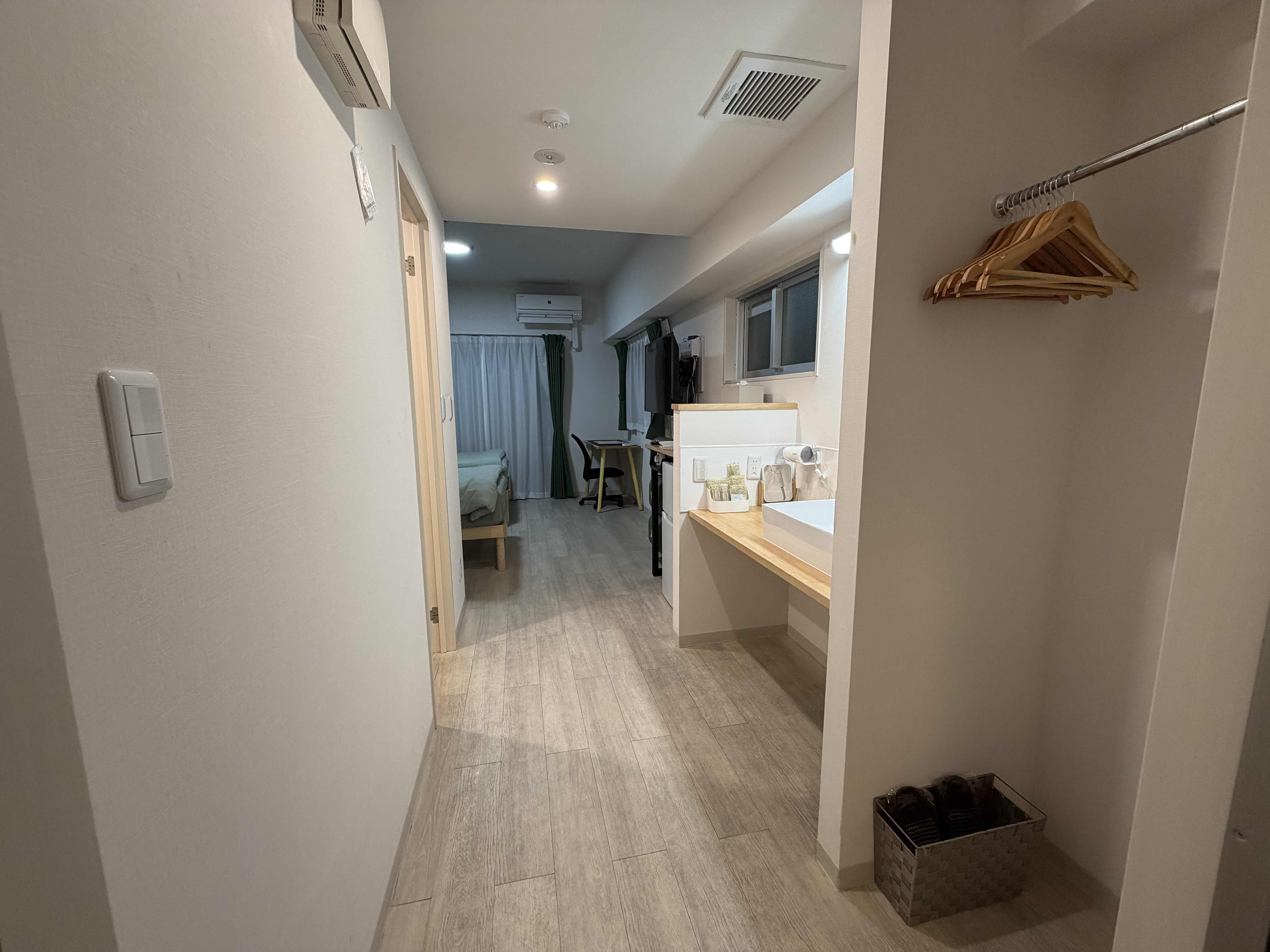 Island Stay Izumizaki Hotel住宿推薦|沖繩那霸不自駕住宿推薦,近旭橋站、國際通 3 Island Stay Izumizaki Hotel房間玄關衣架與室內空間