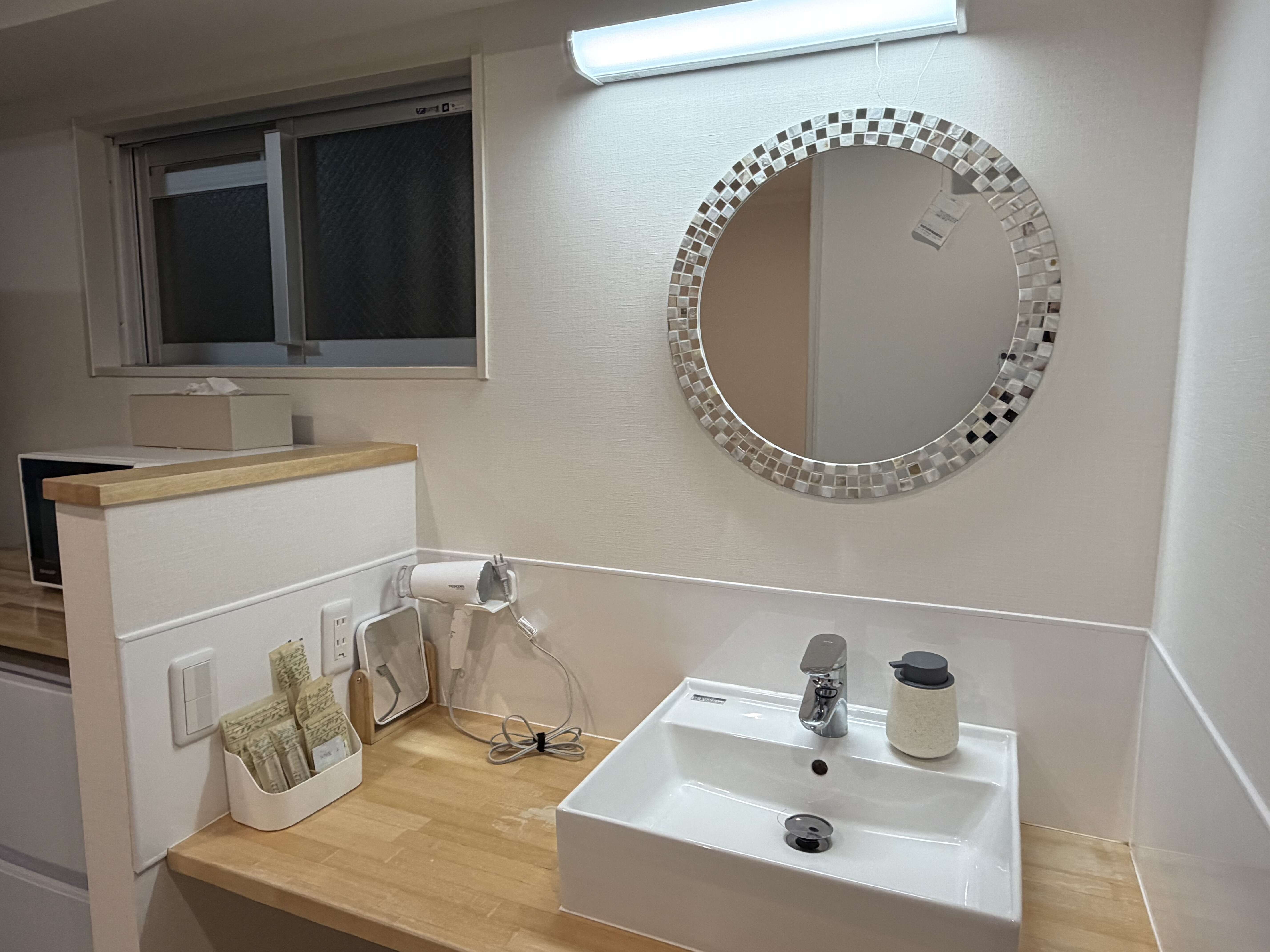 Island Stay Izumizaki Hotel住宿推薦|沖繩那霸不自駕住宿推薦,近旭橋站、國際通 7 Island Stay Izumizaki Hotel房內獨立洗手台與備品