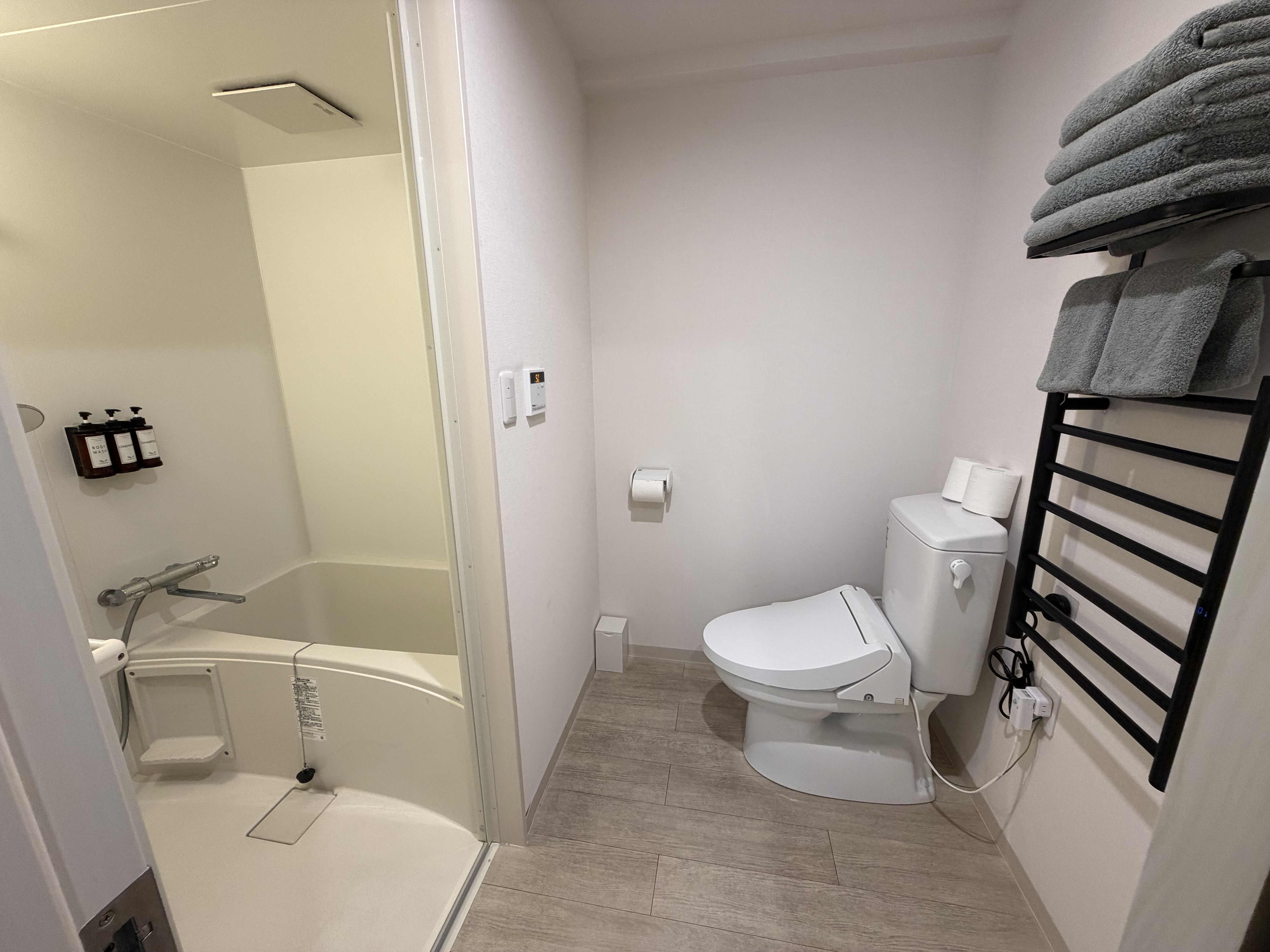 Island Stay Izumizaki Hotel住宿推薦|沖繩那霸不自駕住宿推薦,近旭橋站、國際通 8 Island Stay Izumizaki Hotel浴室浴缸與免治馬桶