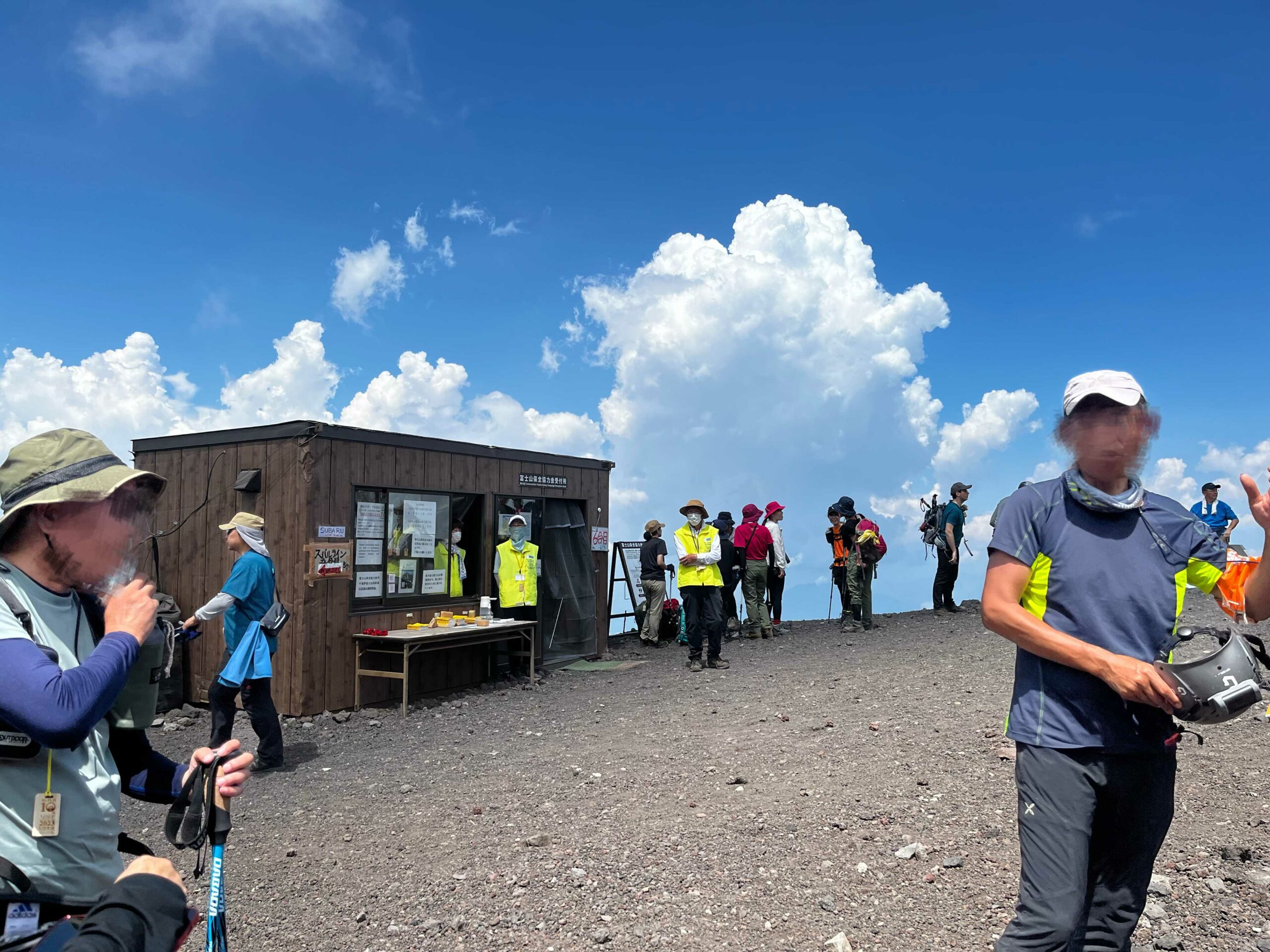 2023爬富士山全記錄(中):入住最高山屋8.5合目的御來光館|日本旅遊・山景 12 爬富士山有提供免費安全帽(需押金)可以租借使用