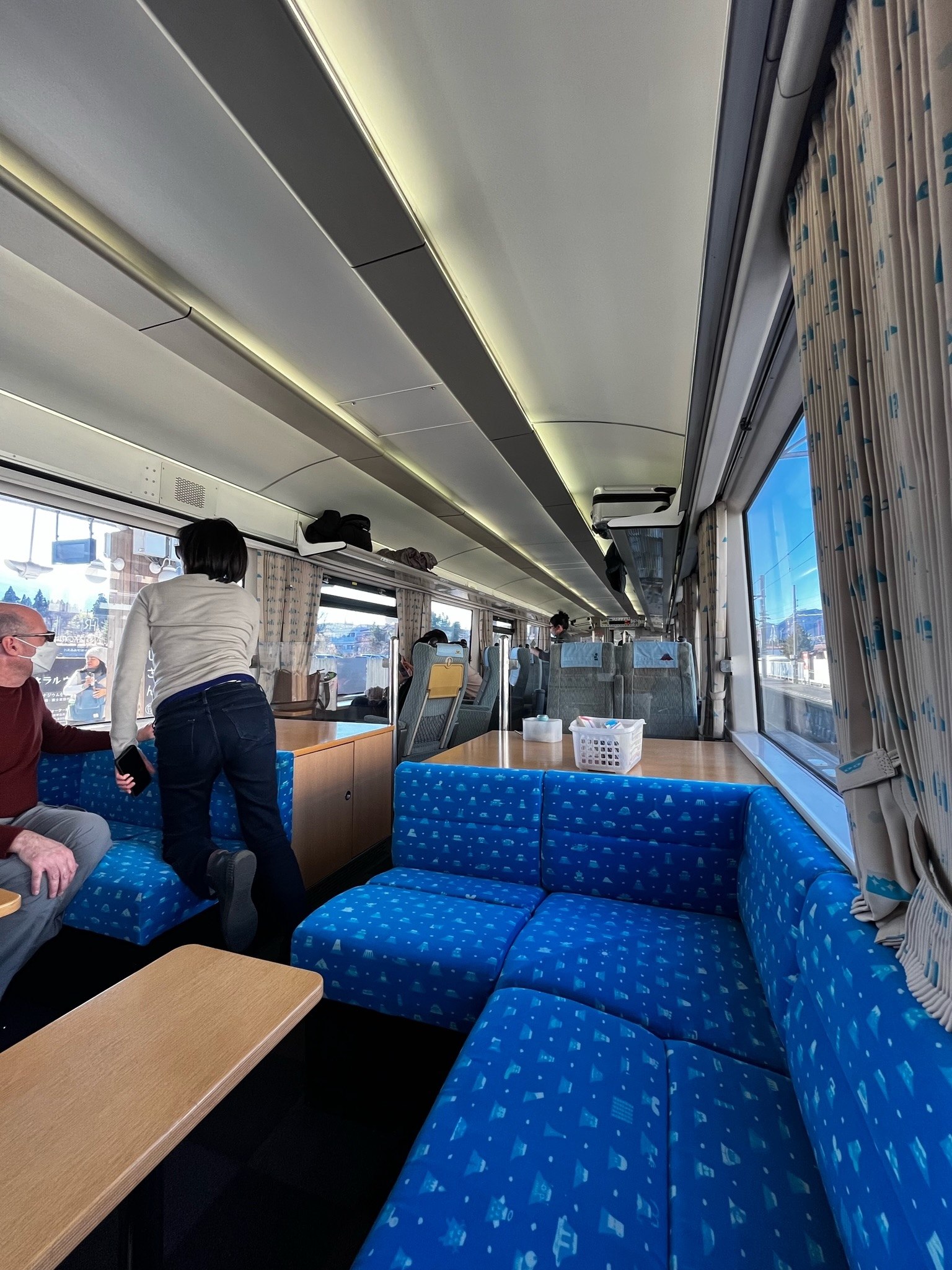 要去河口湖卻搶不到只有4班的JR富士回游?在大月車站轉搭超可愛的富士山特急列車! 15 一號車廂的觀景區