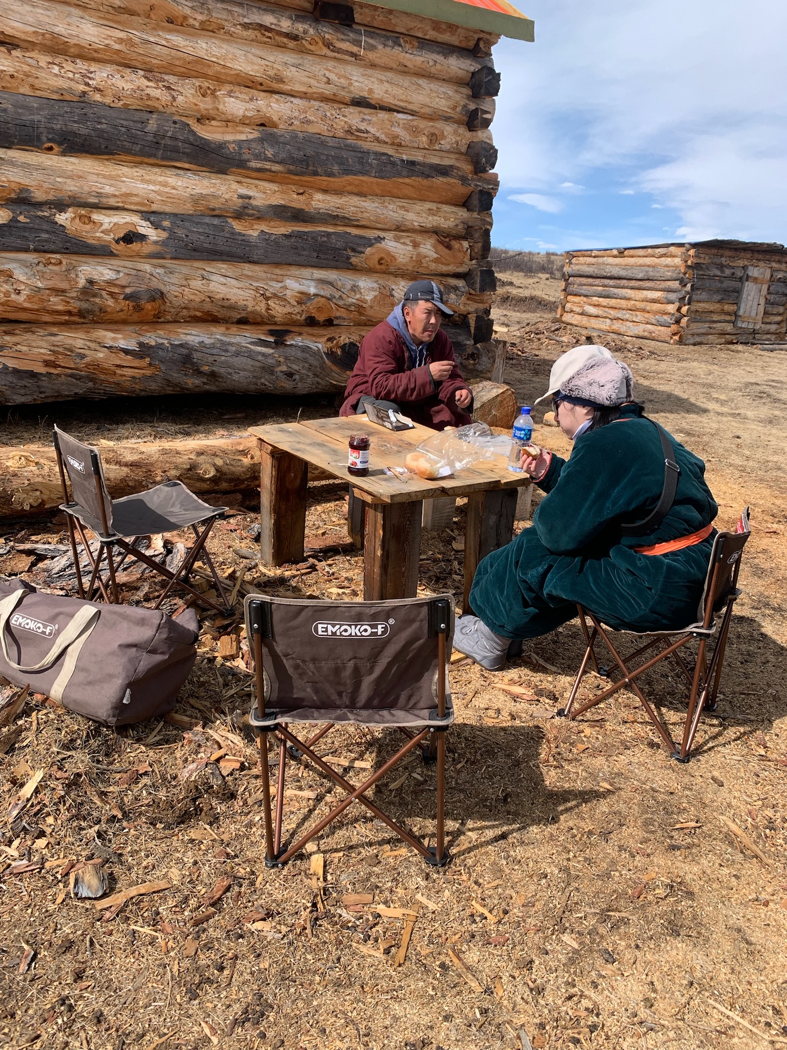 Day 2 - 騎馬5小時?!穿過邊境守衛隊終於抵達蒙俄邊境查坦人遊牧的森林 | 蒙古馴鹿部落半自助 14 我真的冷到縮成一團,蒙古長袍真的很讚,可以把全身藏起來