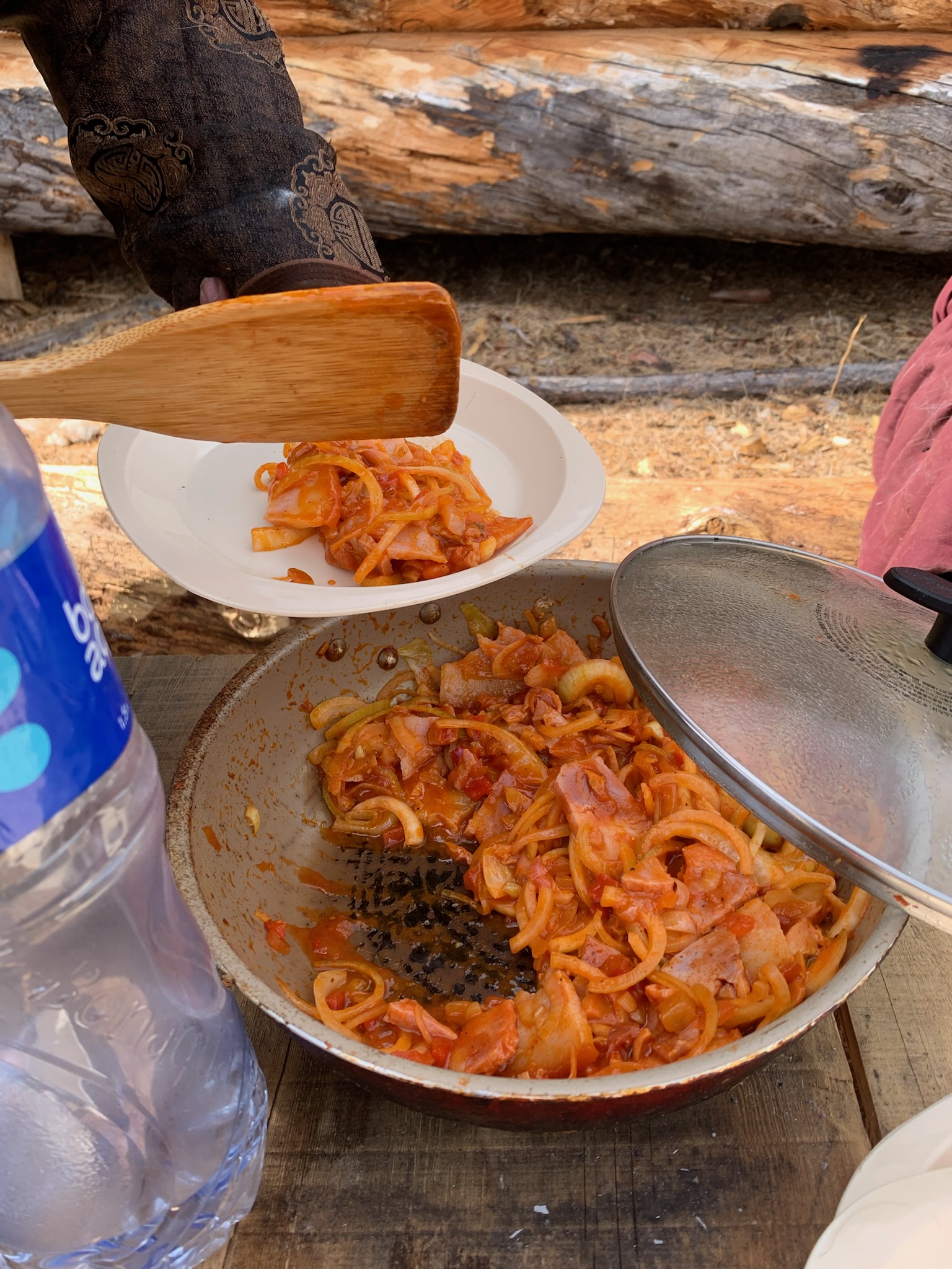 Day 2 - 騎馬5小時?!穿過邊境守衛隊終於抵達蒙俄邊境查坦人遊牧的森林 | 蒙古馴鹿部落半自助 16 每餐都有肉有菜,也會換不同花樣給我們做飯,真的是很讚