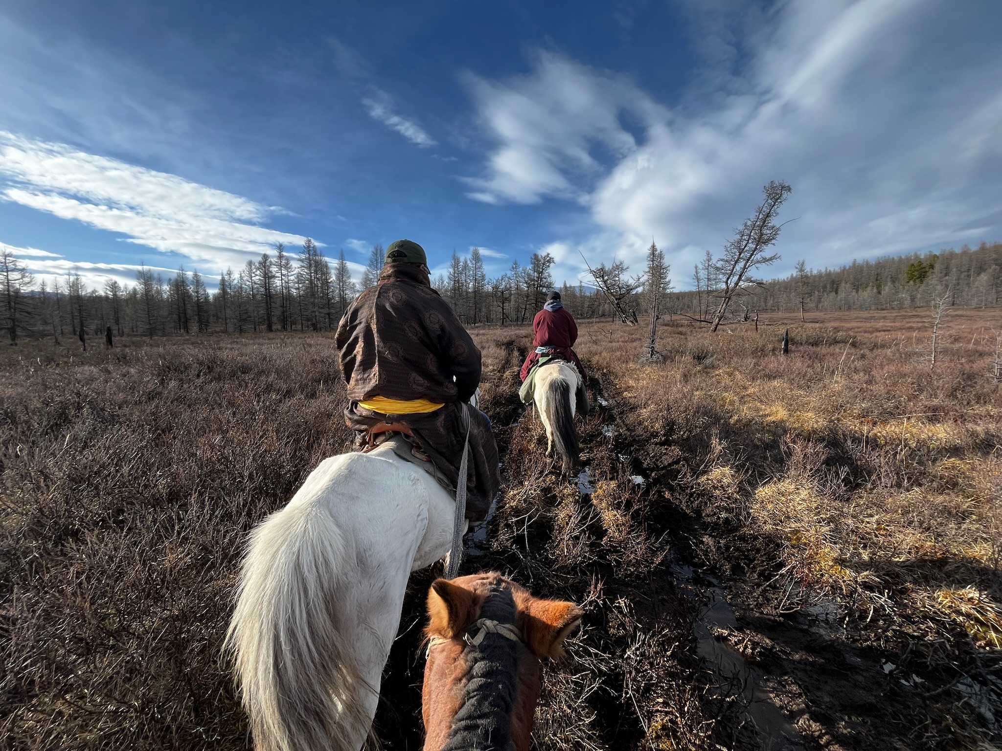 Day 2 - 騎馬5小時?!穿過邊境守衛隊終於抵達蒙俄邊境查坦人遊牧的森林 | 蒙古馴鹿部落半自助 10 我控制不住的時候,Ganbaa會幫忙拽著馬走