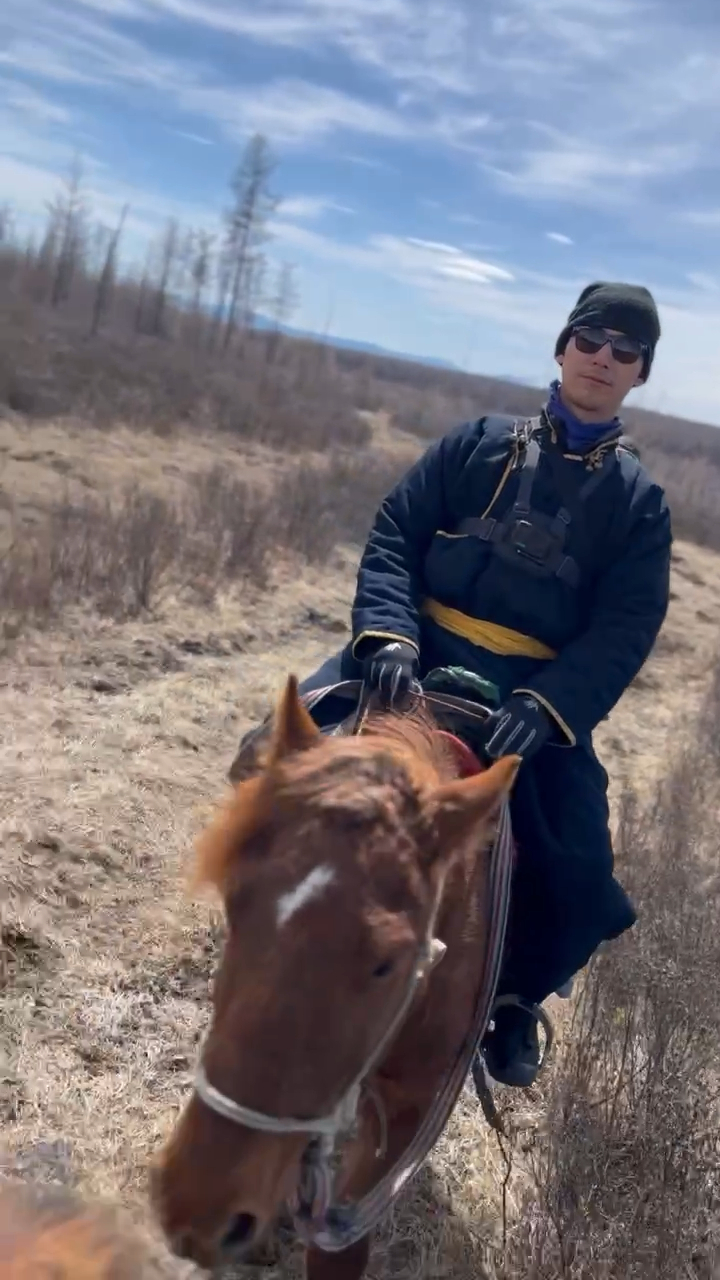 Day 2 - 騎馬5小時?!穿過邊境守衛隊終於抵達蒙俄邊境查坦人遊牧的森林 | 蒙古馴鹿部落半自助 9 Darren的馬,額頭上有一道白星