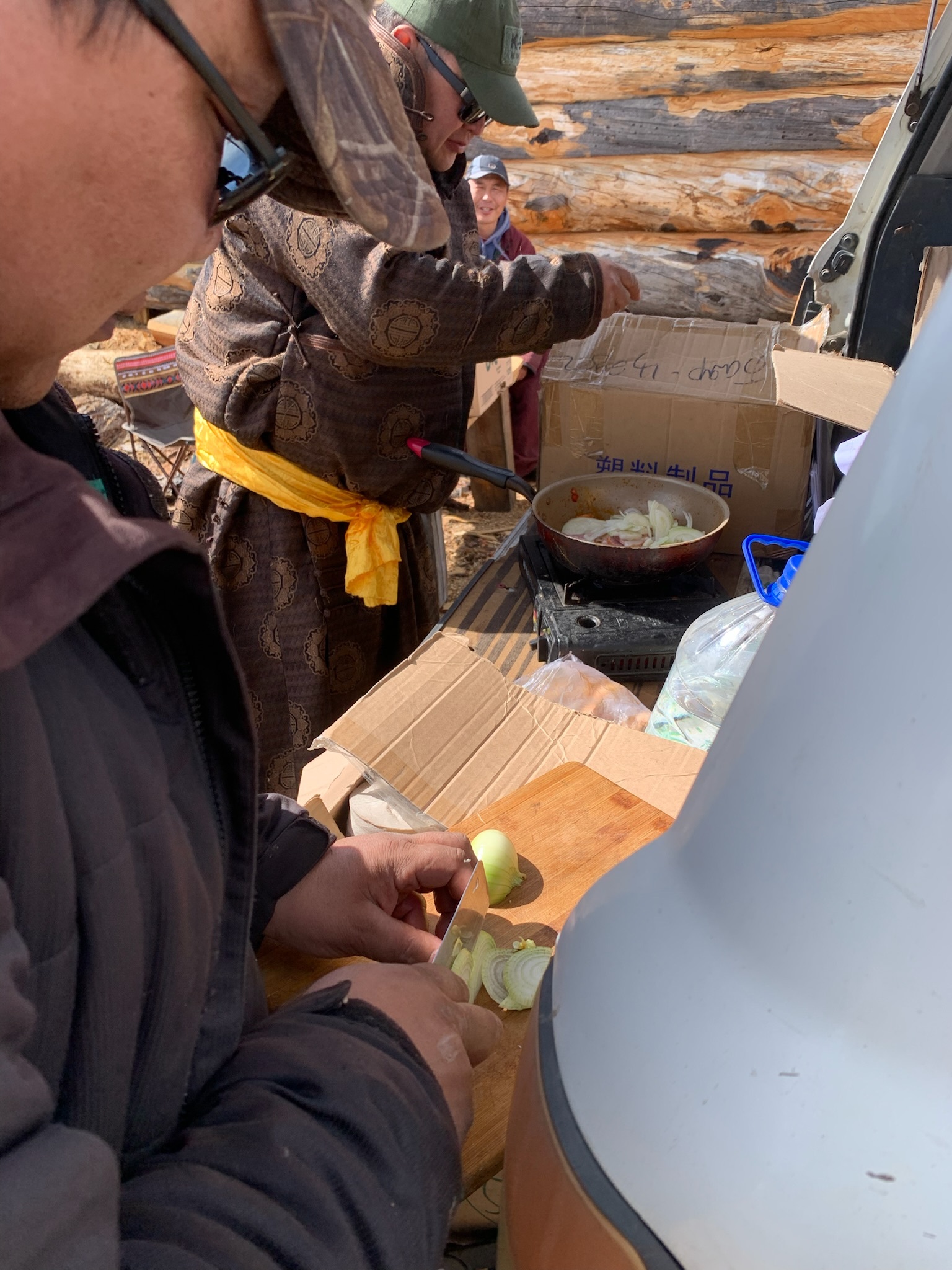 Day 2 - 騎馬5小時?!穿過邊境守衛隊終於抵達蒙俄邊境查坦人遊牧的森林 | 蒙古馴鹿部落半自助 13 Bata在幫我們做飯,食材一路上都是放在車上跟著我們一起的,才發現原來越野車是可以開進來的