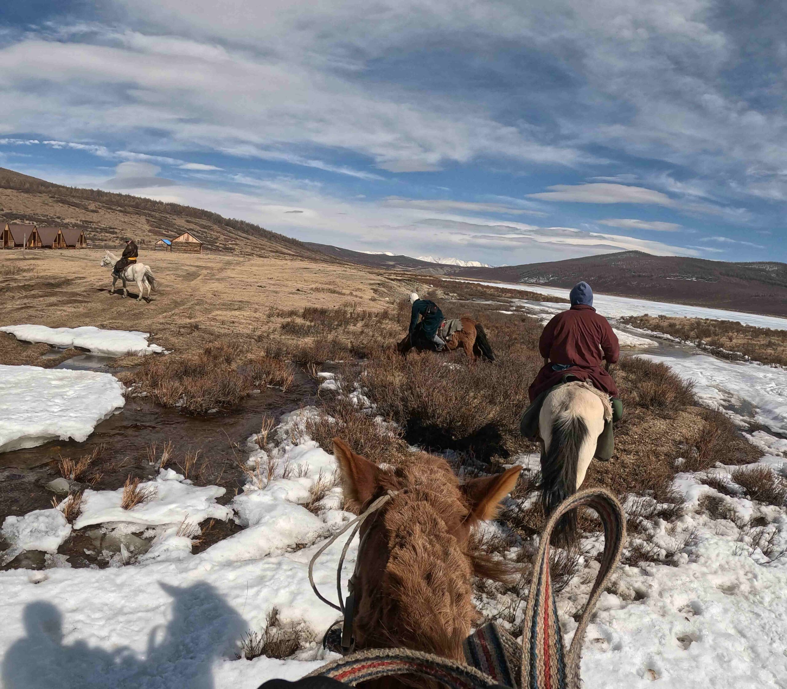 Day 2 - 騎馬5小時?!穿過邊境守衛隊終於抵達蒙俄邊境查坦人遊牧的森林 | 蒙古馴鹿部落半自助 21 我的馬想喝水就喝水,想吃草就吃草,想吃冰就吃冰