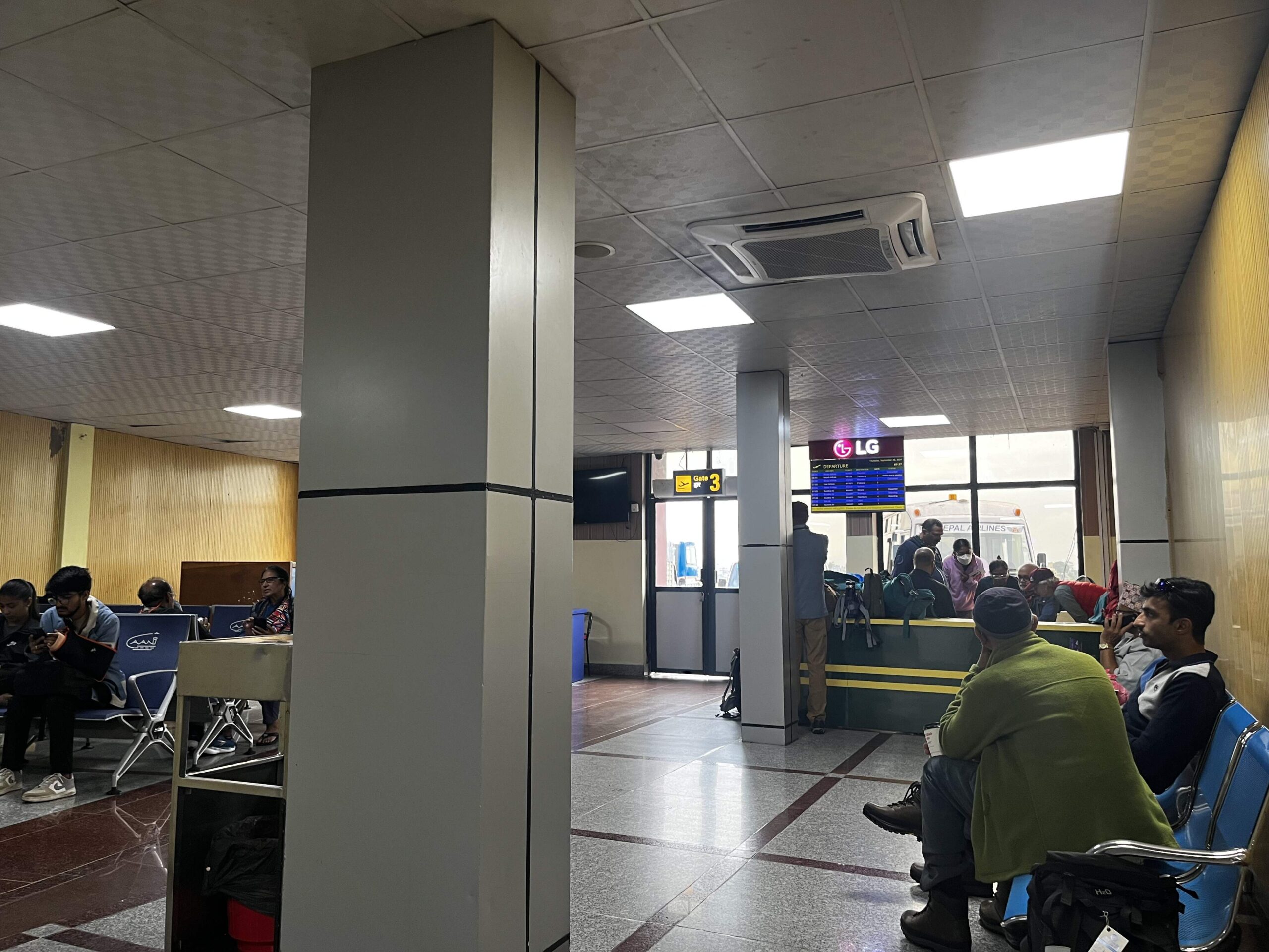 飛機取消?變成Ramechhap二日遊?2024年秋季EBC聖母峰基地營女生獨旅:盧卡拉飛機停飛3天、滯留機場鄉下村莊|尼泊爾健行 3 飛往盧卡拉的等候區