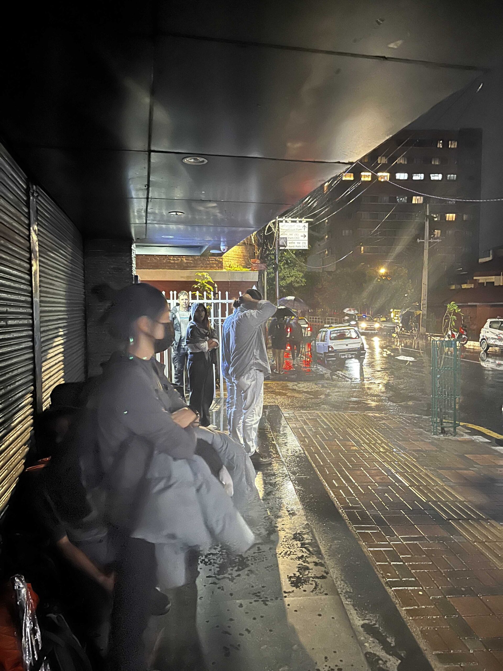 飛機取消?變成Ramechhap二日遊?2024年秋季EBC聖母峰基地營女生獨旅:盧卡拉飛機停飛3天、滯留機場鄉下村莊|尼泊爾健行 8 小巴要在這邊等,沒有任何指標也太難了吧