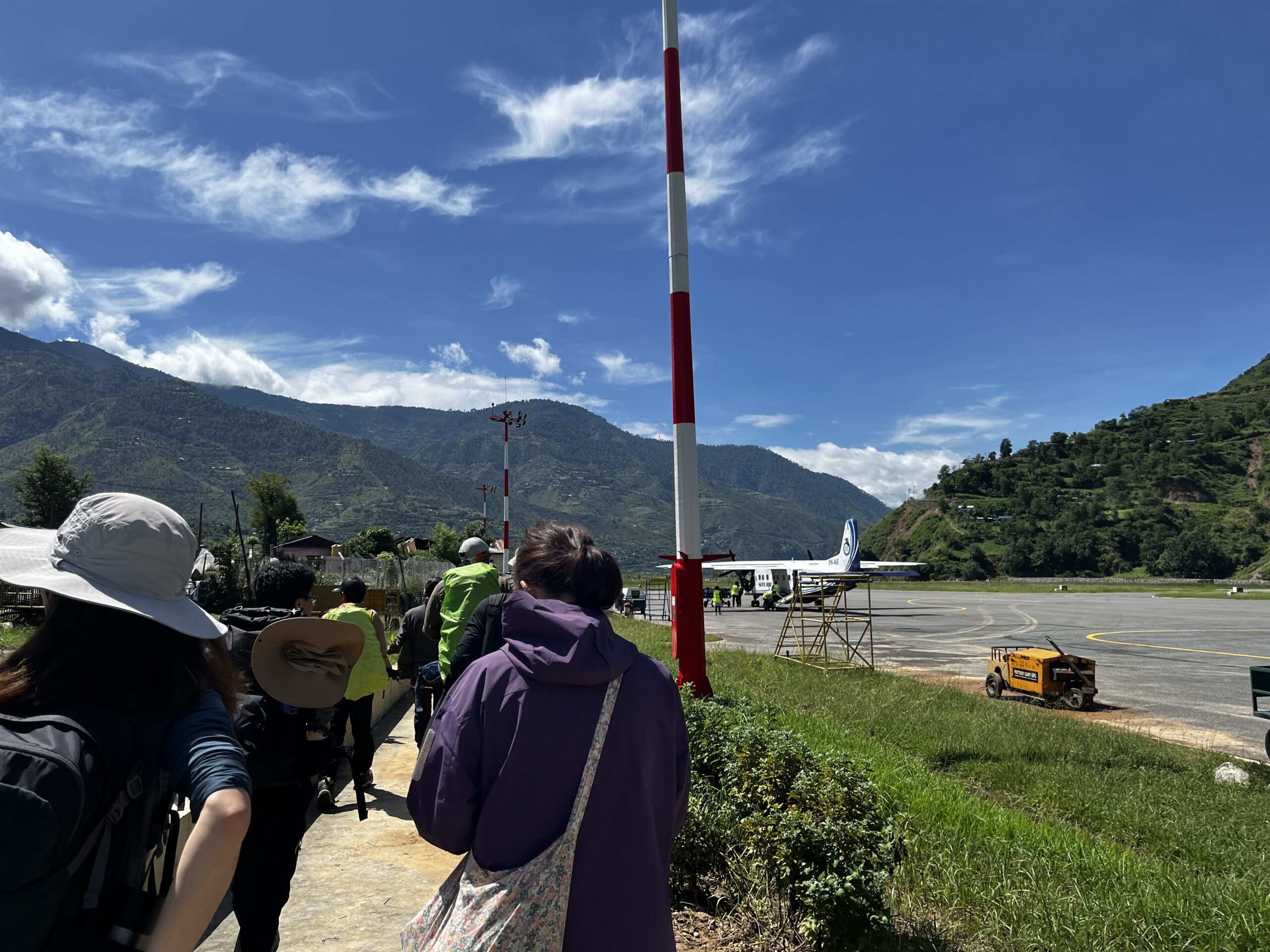 飛機取消?變成Ramechhap二日遊?2024年秋季EBC聖母峰基地營女生獨旅:盧卡拉飛機停飛3天、滯留機場鄉下村莊|尼泊爾健行 38 興奮地上飛機