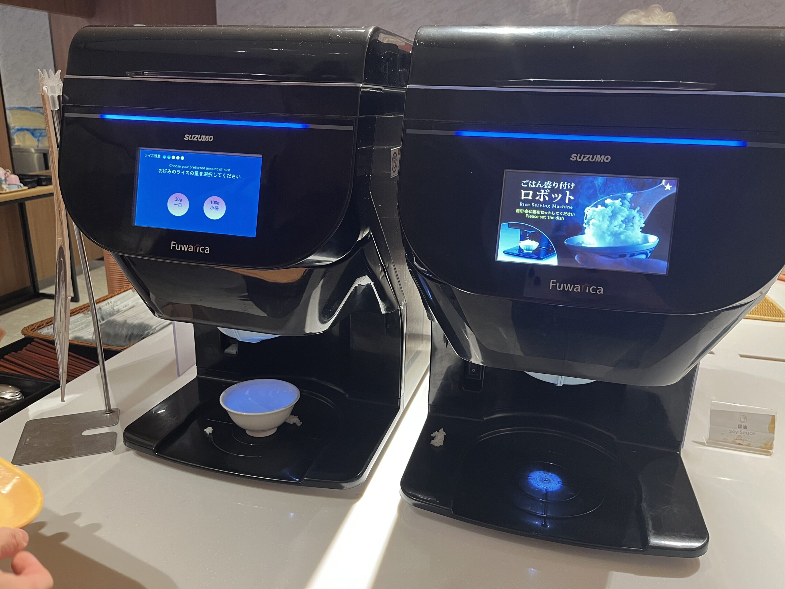 供應白飯的機器，非常貼心可以選擇飯量一碗、半碗，甚至「一口」