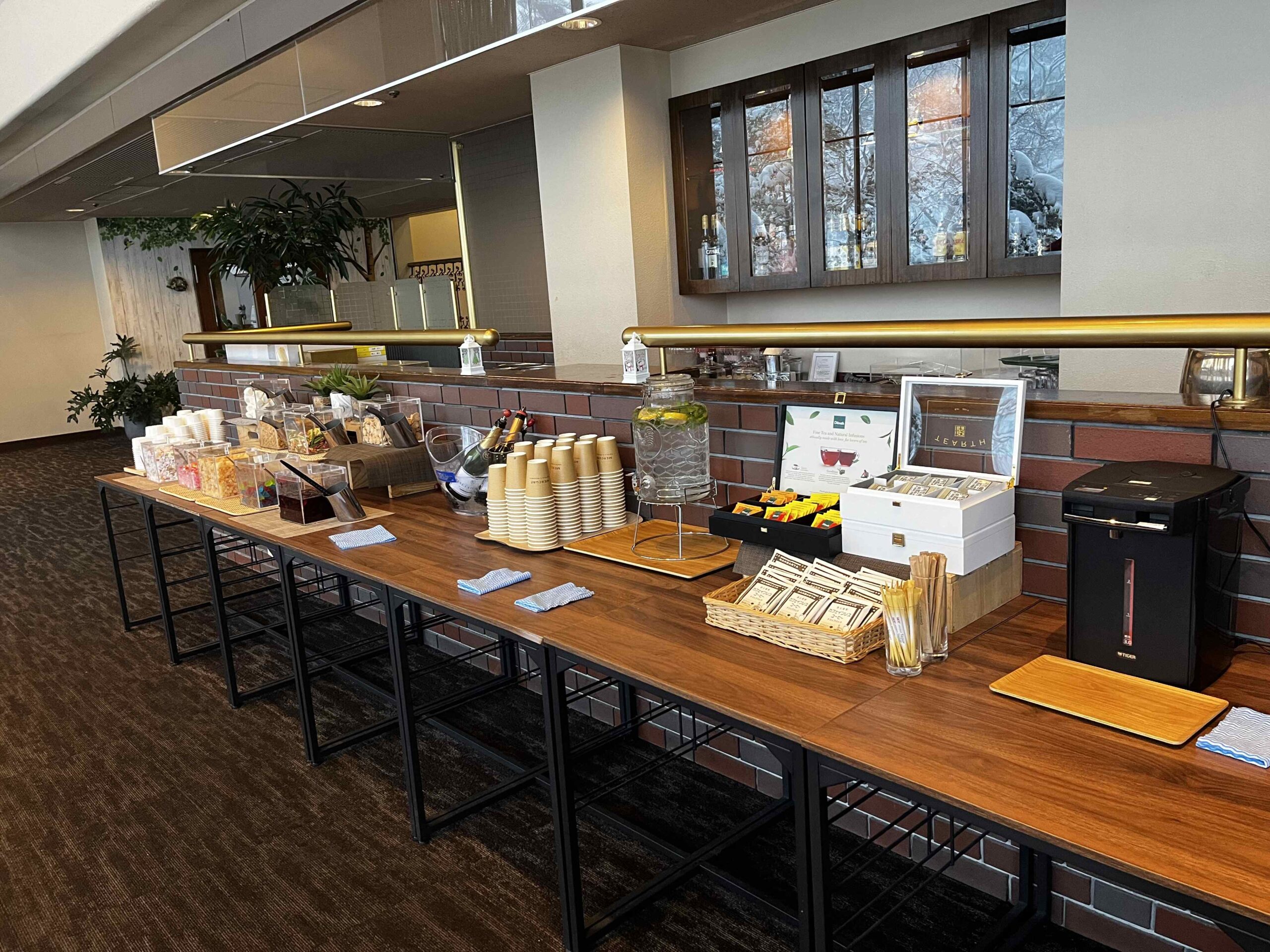 下午茶會有茶包，晚上會換成擺放酒類