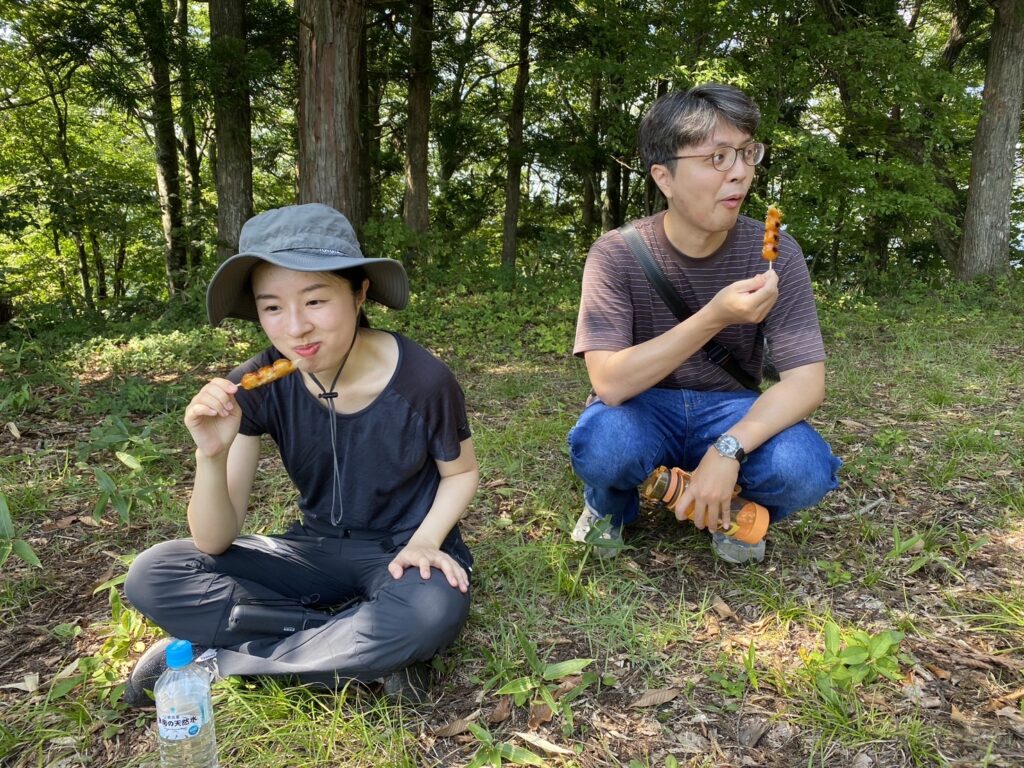 在山頂吃點心糰子太棒了