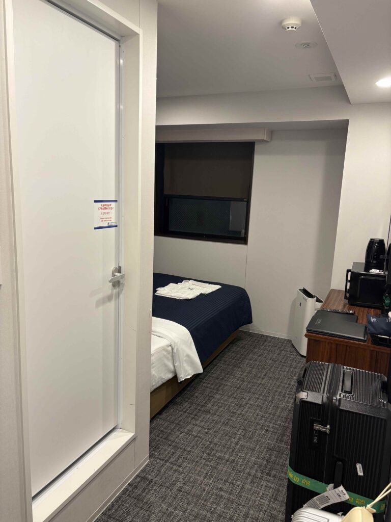 日本福島縣郡山市住宿推薦:Hotel LiveMax福島郡山站前,2人房CP值超高,用品包括微波爐一應俱全|日本福島自駕遊 4 一進門從玄關看進去的角度是這樣