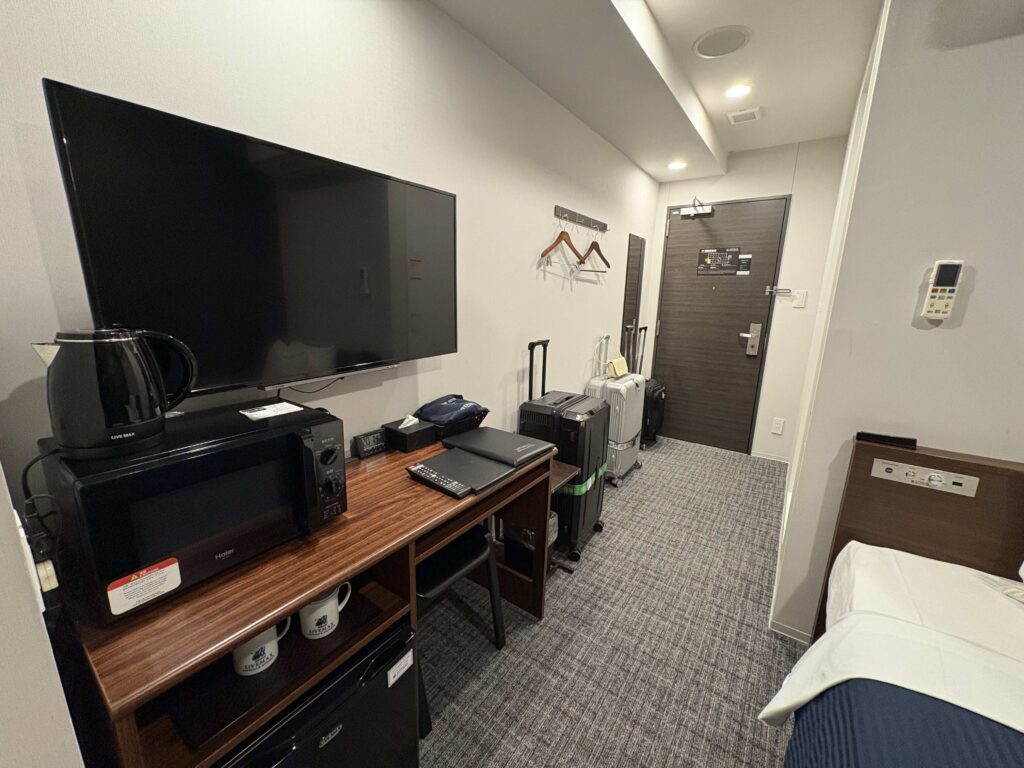 日本福島縣郡山市住宿推薦:Hotel LiveMax福島郡山站前,2人房CP值超高,用品包括微波爐一應俱全|日本福島自駕遊 2 Hotel LiveMax福島郡山站前的房間雖小,東西很齊全