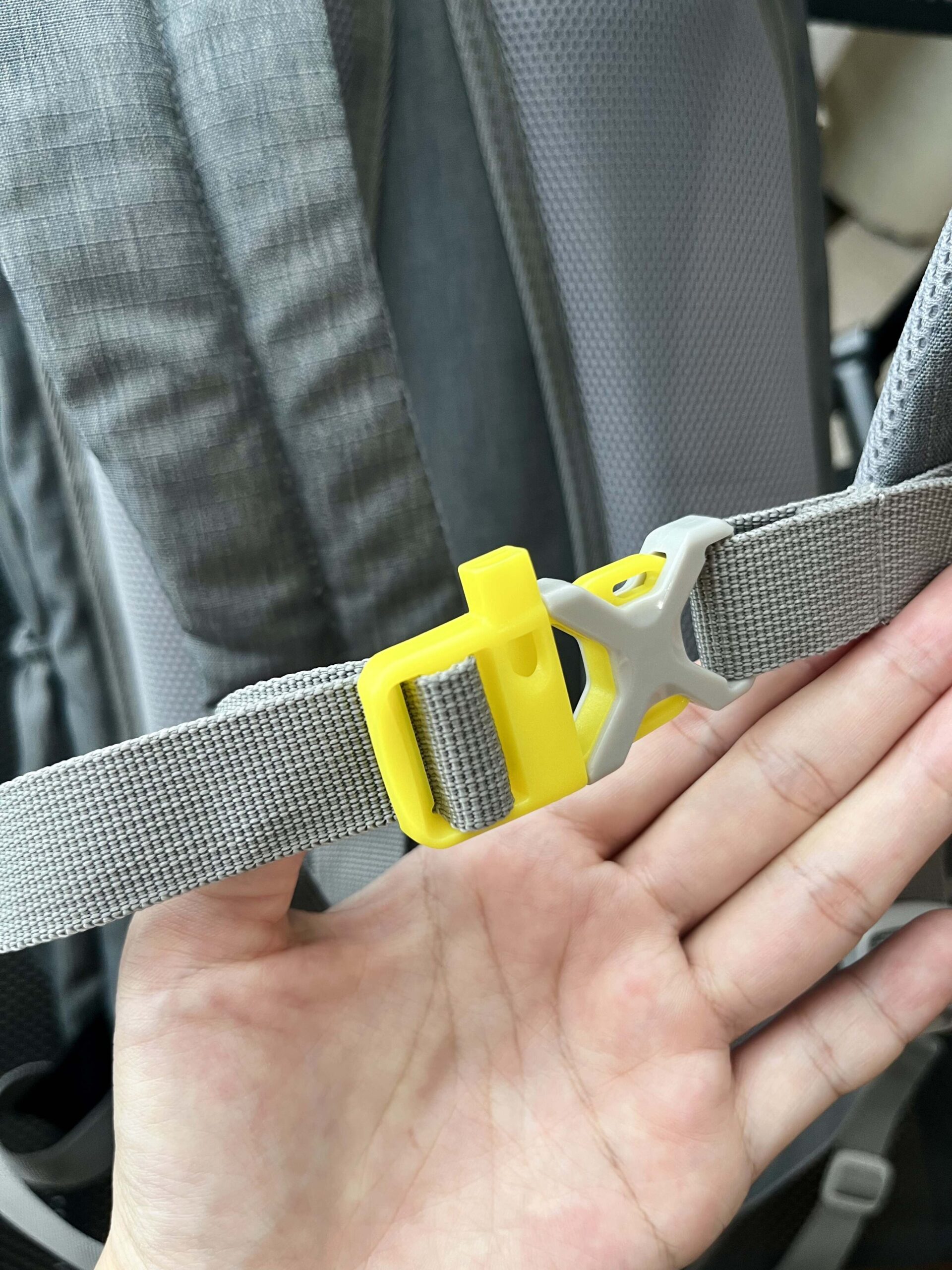 登山後背包推薦Horizon 天際線 Vanguard 25L登山後背包:實用好揹 7 救生哨胸扣,警急時可求救