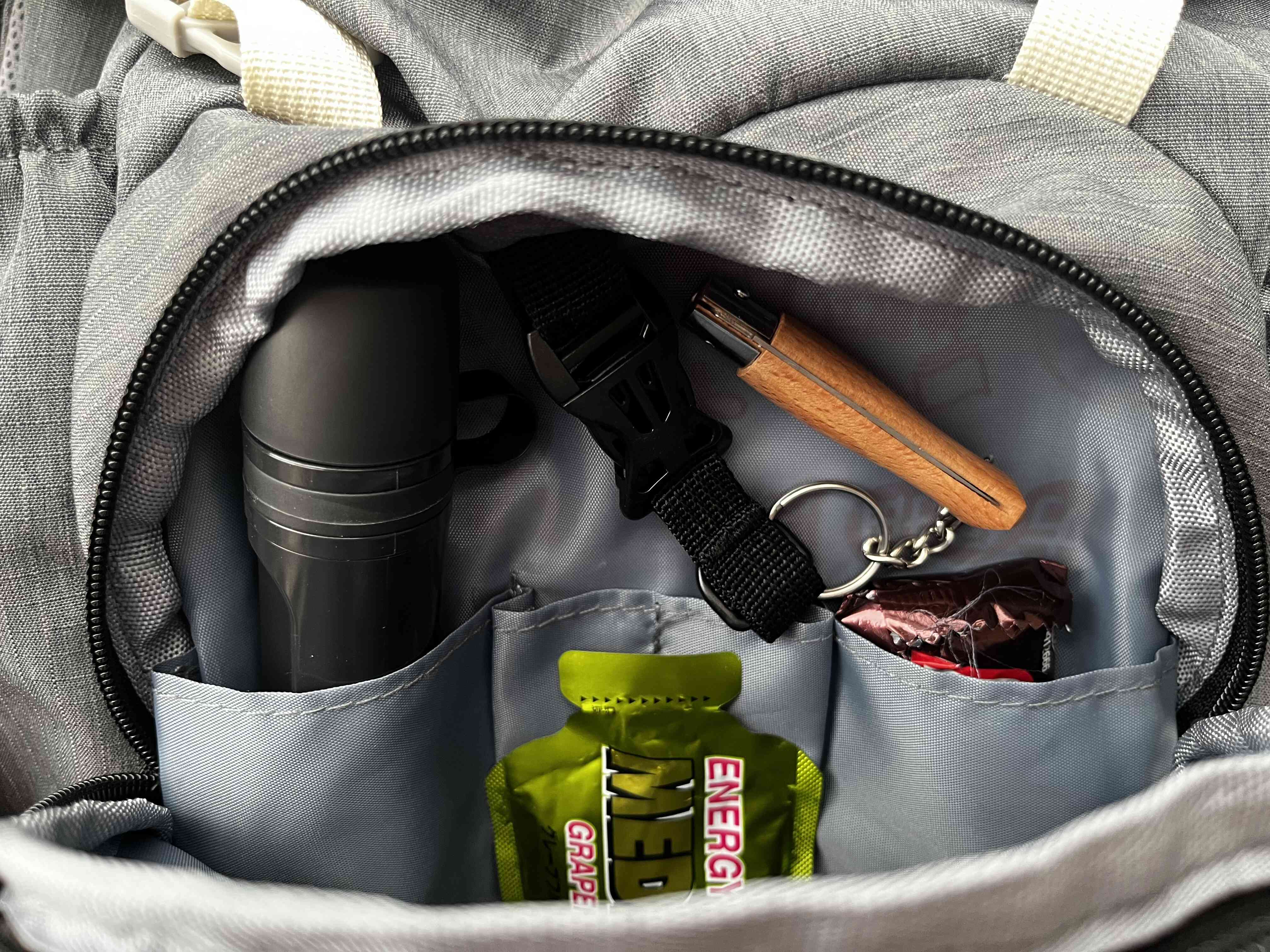 登山後背包推薦Horizon 天際線 Vanguard 25L登山後背包:實用好揹 10 前存儲袋很多格,可以分類哩哩扣扣,甚至有一個可以解開的掛扣,拿來放小刀,要用的時候解開掛扣,不用的時候扣回去