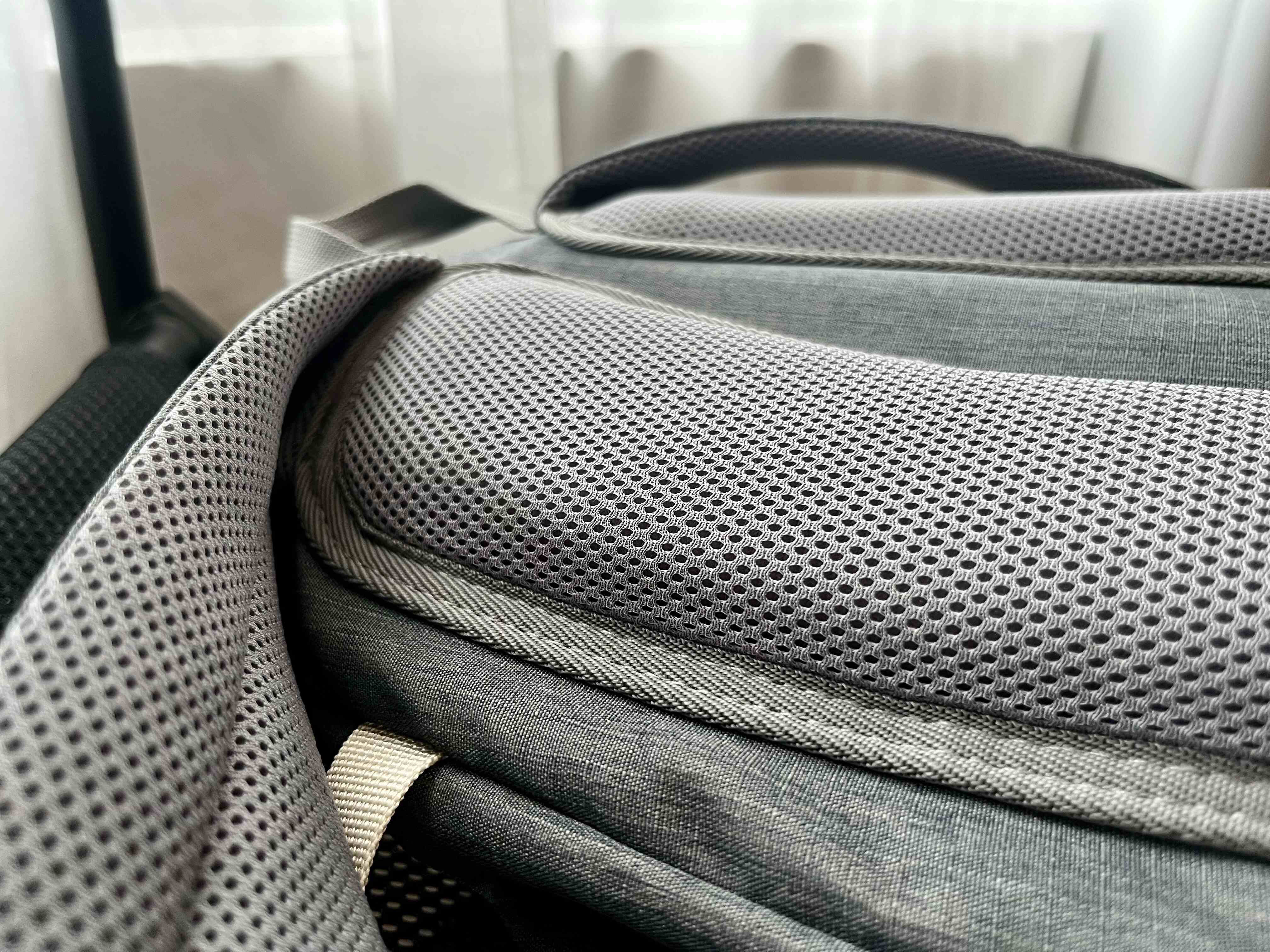 登山後背包推薦Horizon 天際線 Vanguard 25L登山後背包:實用好揹 4 寬版肩帶配上有份量感的3D 彈力棉,整個肩背都很舒適