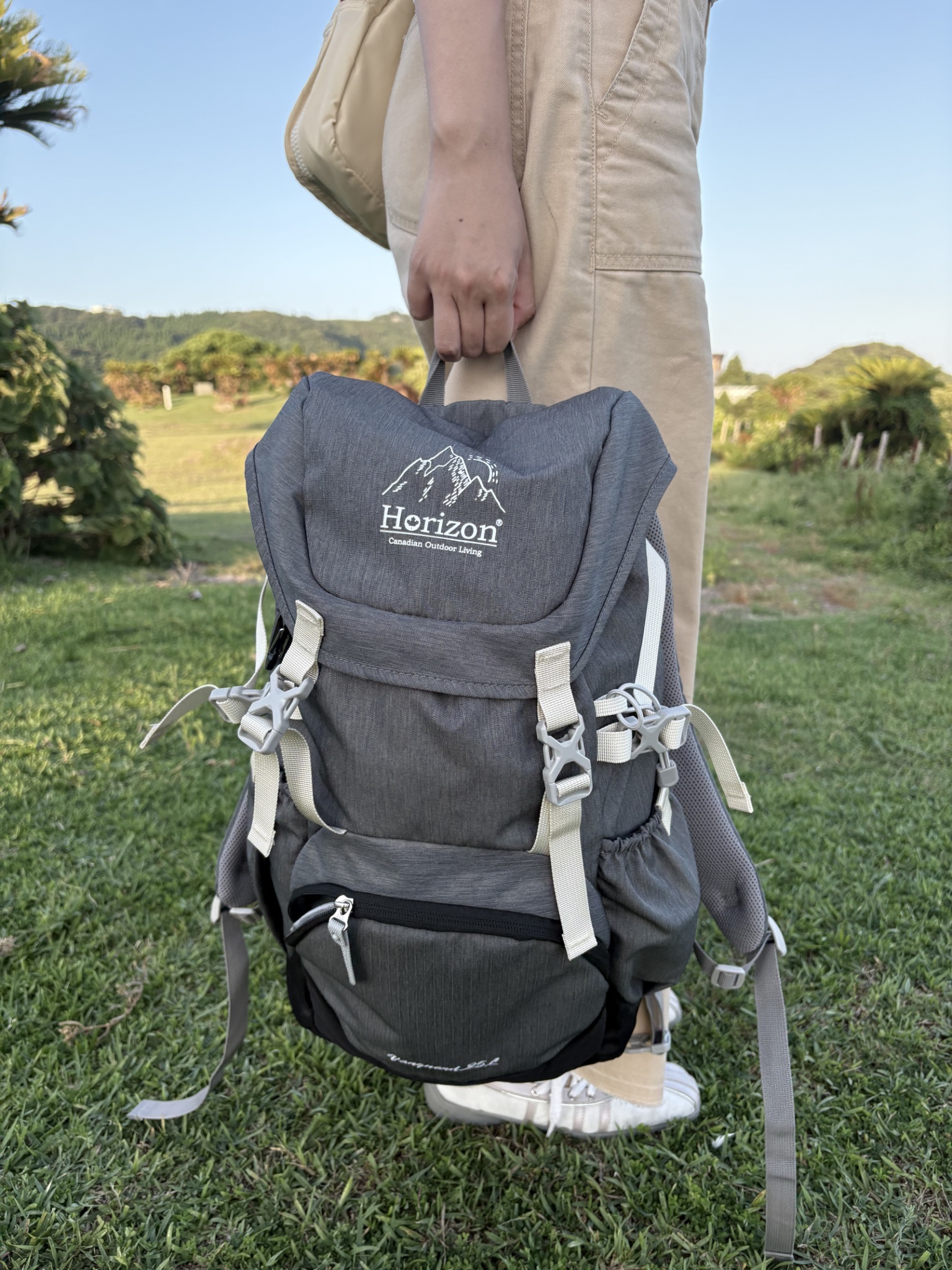 登山後背包推薦Horizon 天際線 Vanguard 25L登山後背包:實用好揹 3 我們選的顏色是百搭的霧隱灰